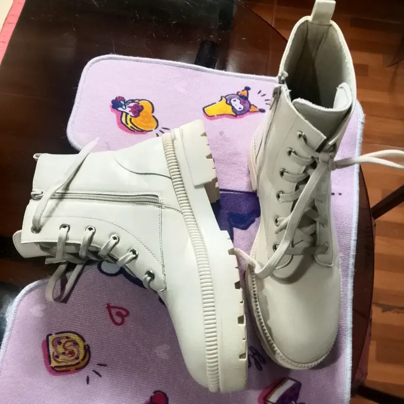 Botas blancas con cierre lateral y cordones - 2