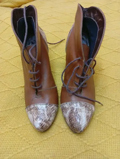 Botines de cuero marrón con punta animal print - miniatura 1