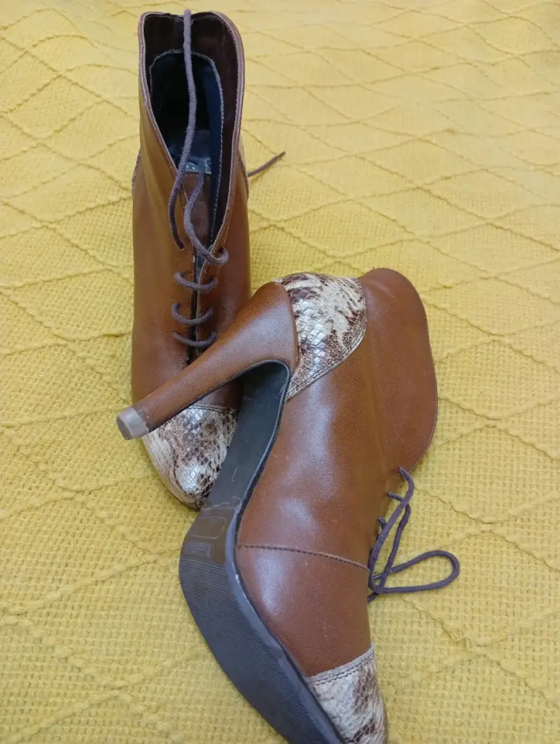 Botines de cuero marrón con punta animal print - 2