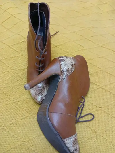 Botines de cuero marrón con punta animal print - miniatura 2
