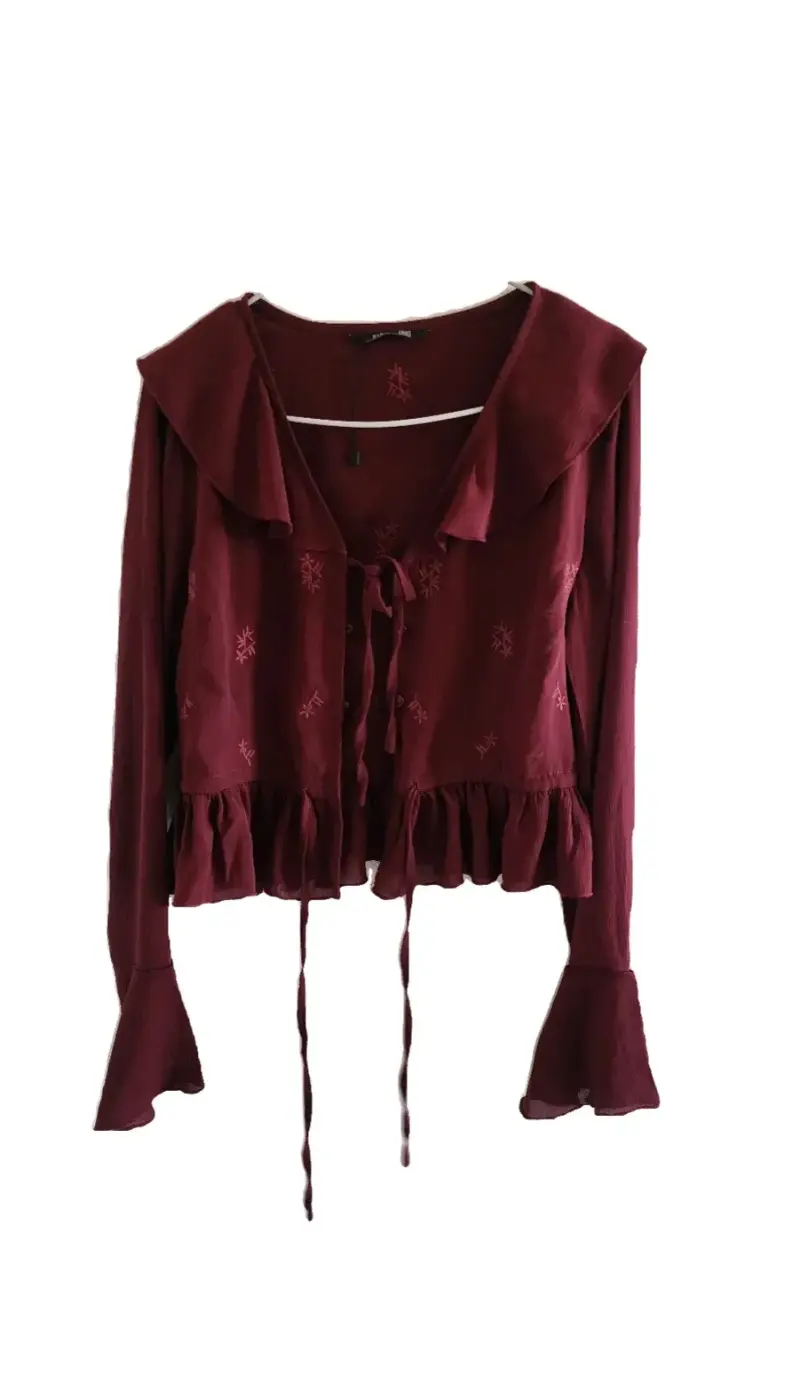 Blusa burdeos con volantes y lazos