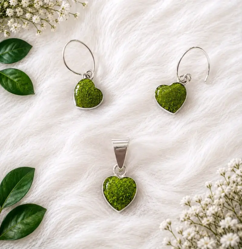 Conjunto de joyería con corazones verdes