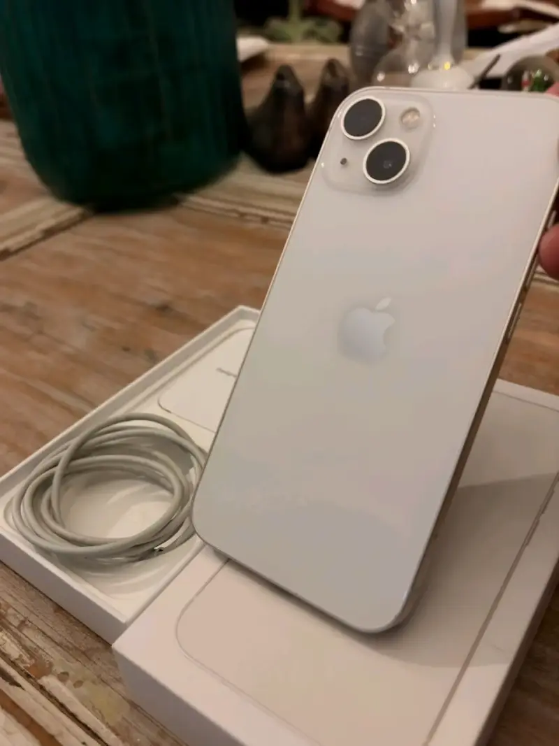 iPhone 13 blanco en excelente estado - 2