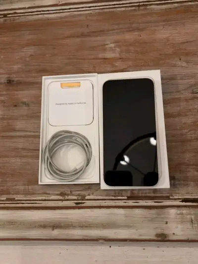 iPhone 13 blanco en excelente estado - miniatura 3