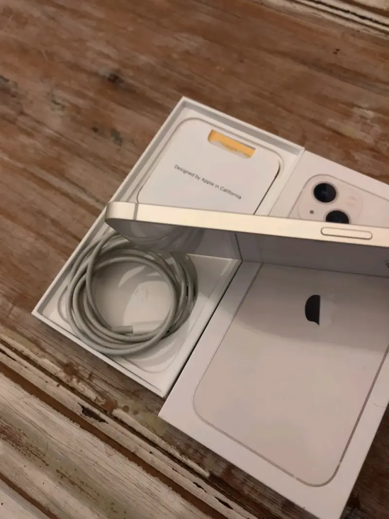 iPhone 13 blanco en excelente estado - 4