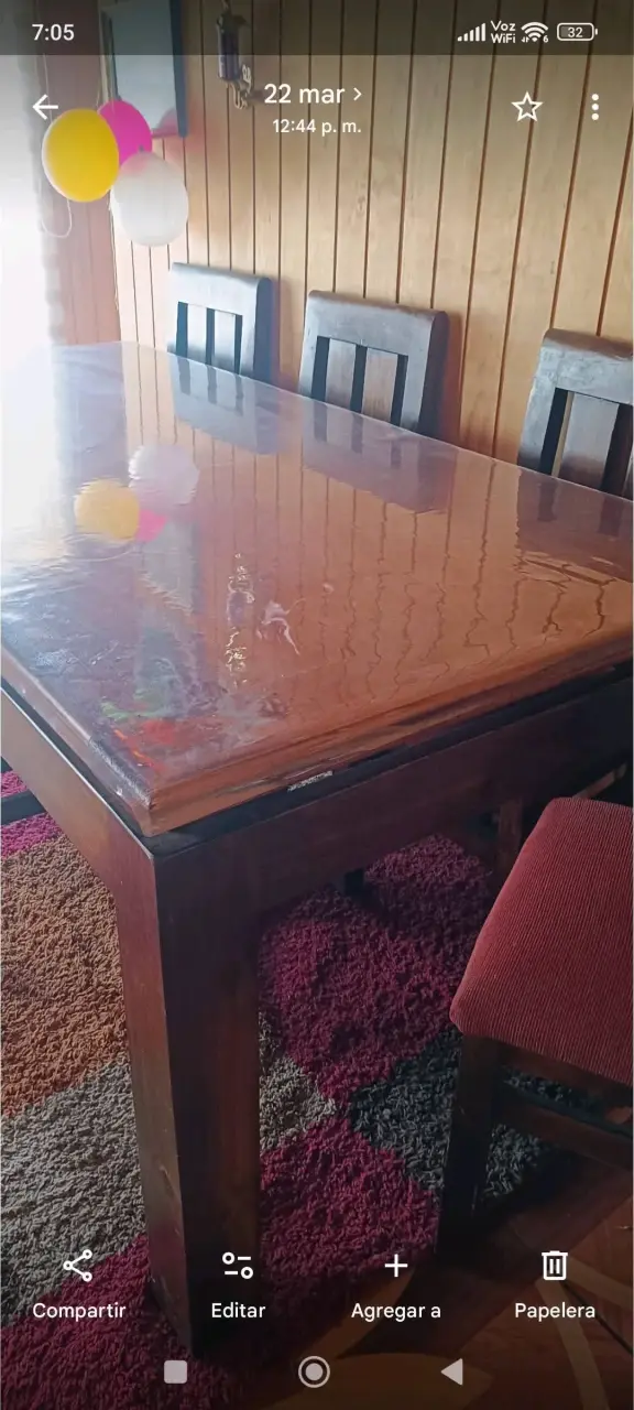 Mesa de comedor de madera con sillas - 1