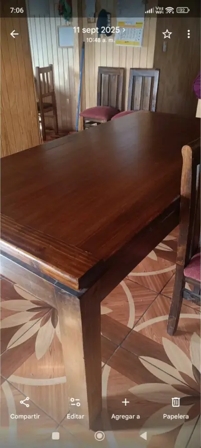 Mesa de comedor de madera con sillas - miniatura 2
