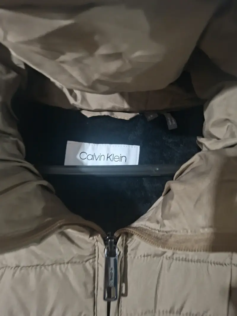 Chaqueta acolchada Calvin Klein beige con capucha - 2
