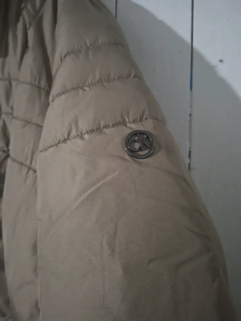 Chaqueta acolchada Calvin Klein beige con capucha - 3
