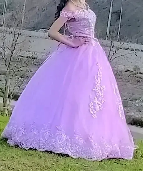 Vestido de fiesta largo lila con encaje