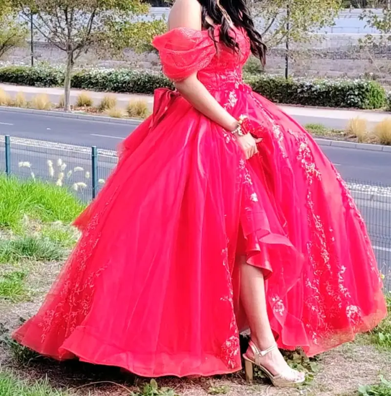 Vestido de fiesta rojo con encaje floral
