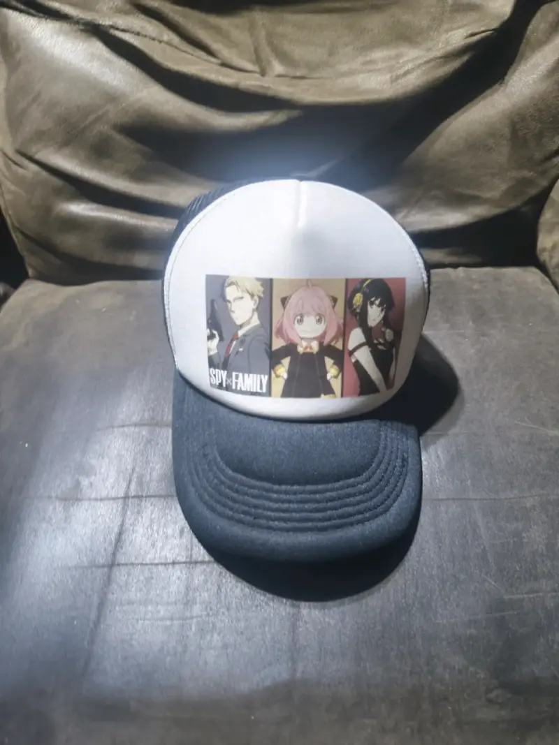 Gorra trucker Spy x Family con personajes