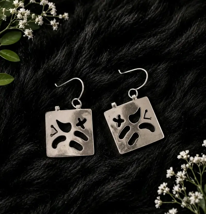 Aros de plata con diseño abstracto