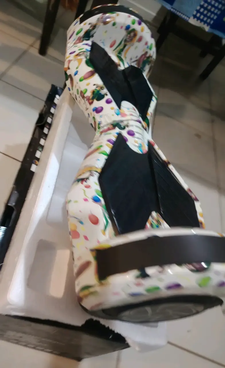 Hoverboard eléctrico con diseño colorido - 1