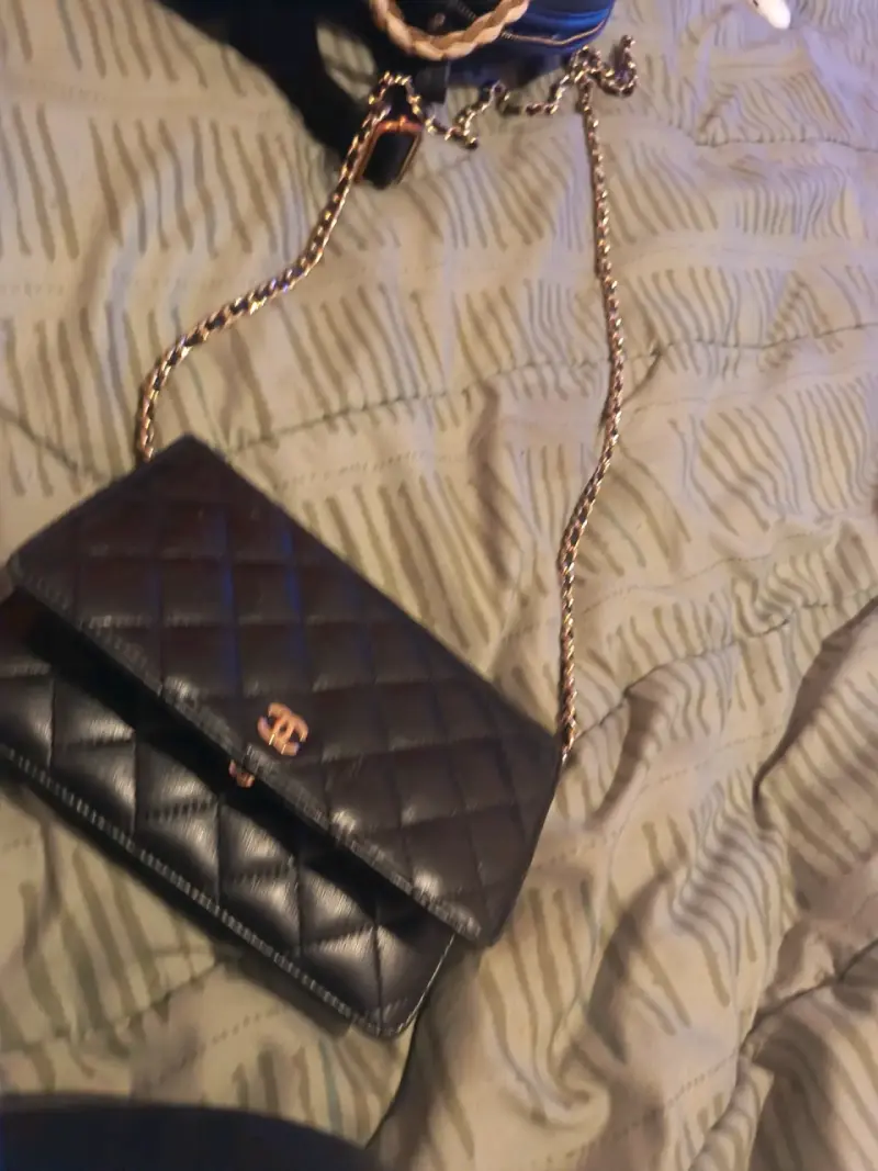 Cartera de cuero negra con cadena dorada - 1