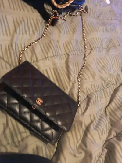 Cartera de cuero negra con cadena dorada - miniatura 1