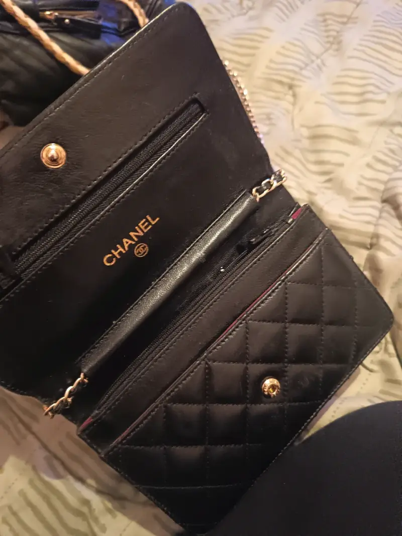 Cartera de cuero negra con cadena dorada - 2