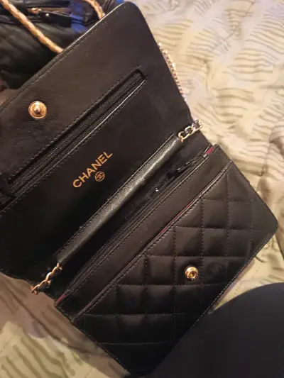 Cartera de cuero negra con cadena dorada - miniatura 2