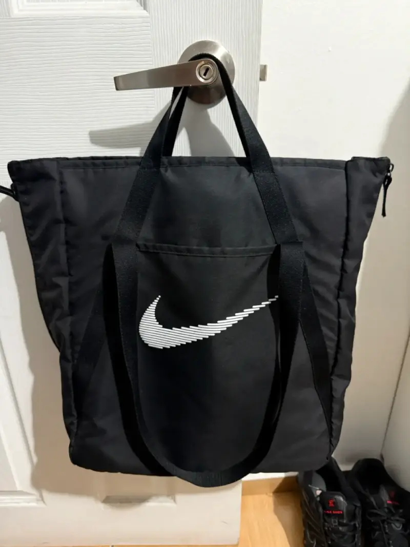 Bolso tote negro Nike con logo - 1