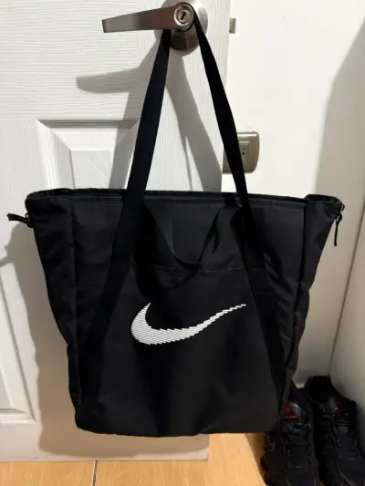 Bolso tote negro Nike con logo - miniatura 2