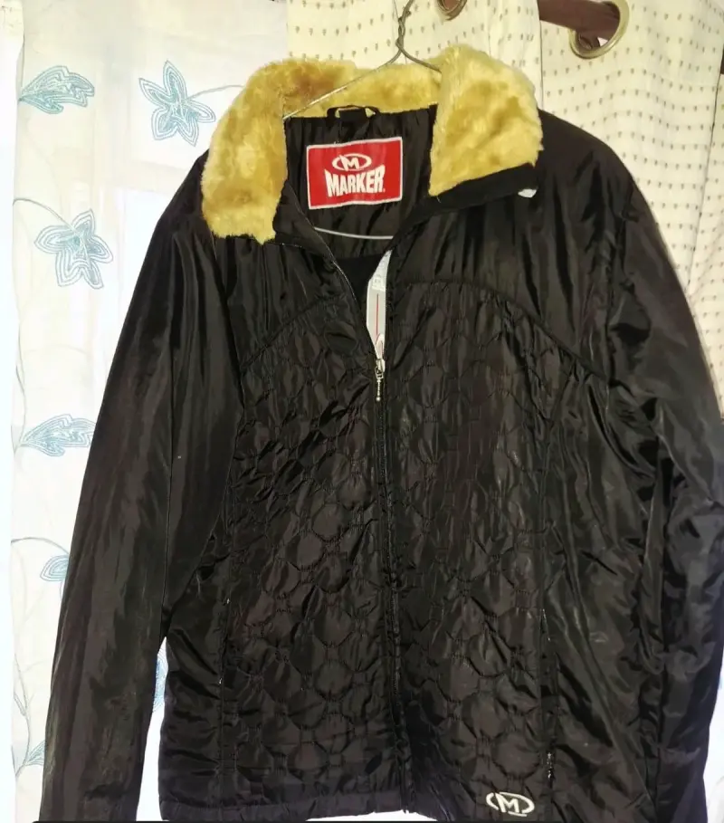 Chaqueta negra con cuello de piel sintética Marker - 1