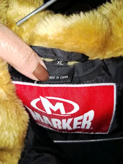 Chaqueta negra con cuello de piel sintética Marker - miniatura 2