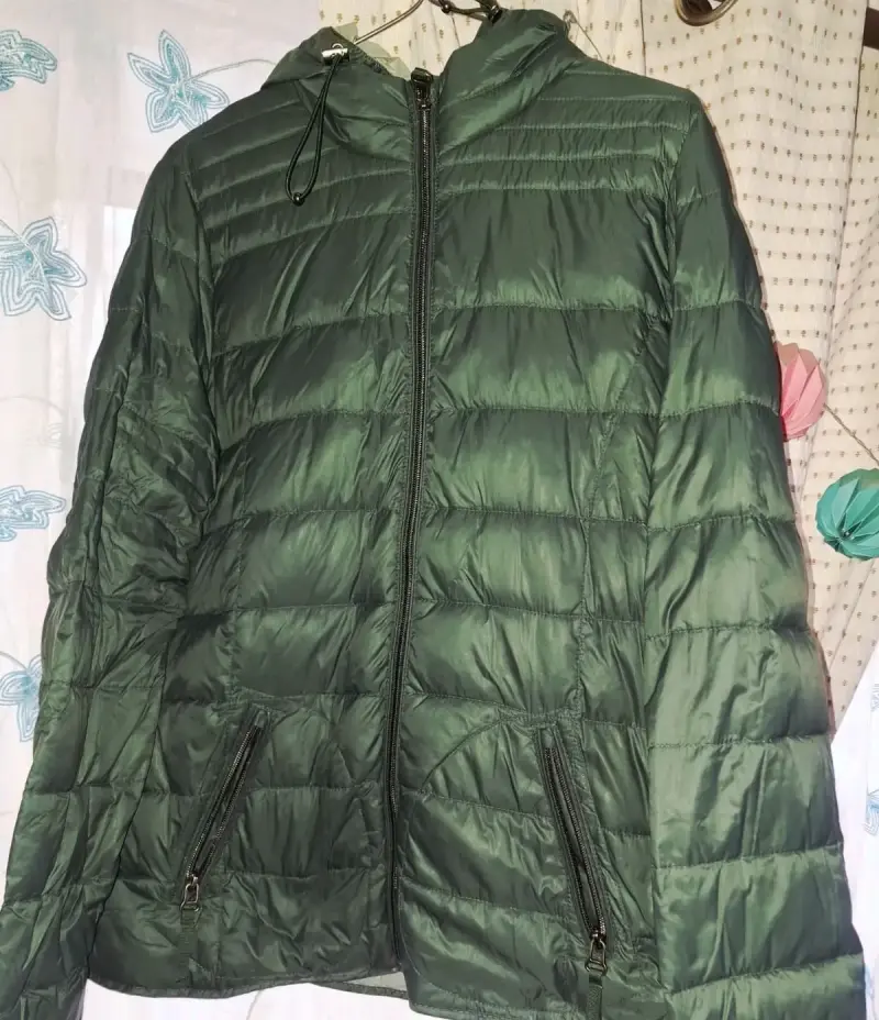 Chaqueta acolchada verde con capucha - 1