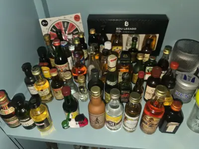 Colección de mini botellas de variadas 130 - miniatura 1