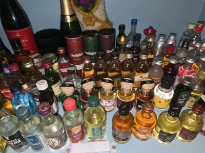 Colección de mini botellas de variadas 130 - miniatura 4