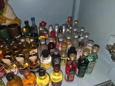 Colección de mini botellas de variadas 130 - miniatura 5