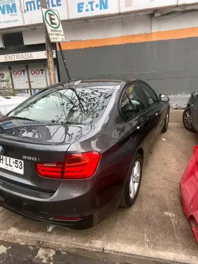 BMW 320i Sedán 2013  en buen estado - miniatura 1