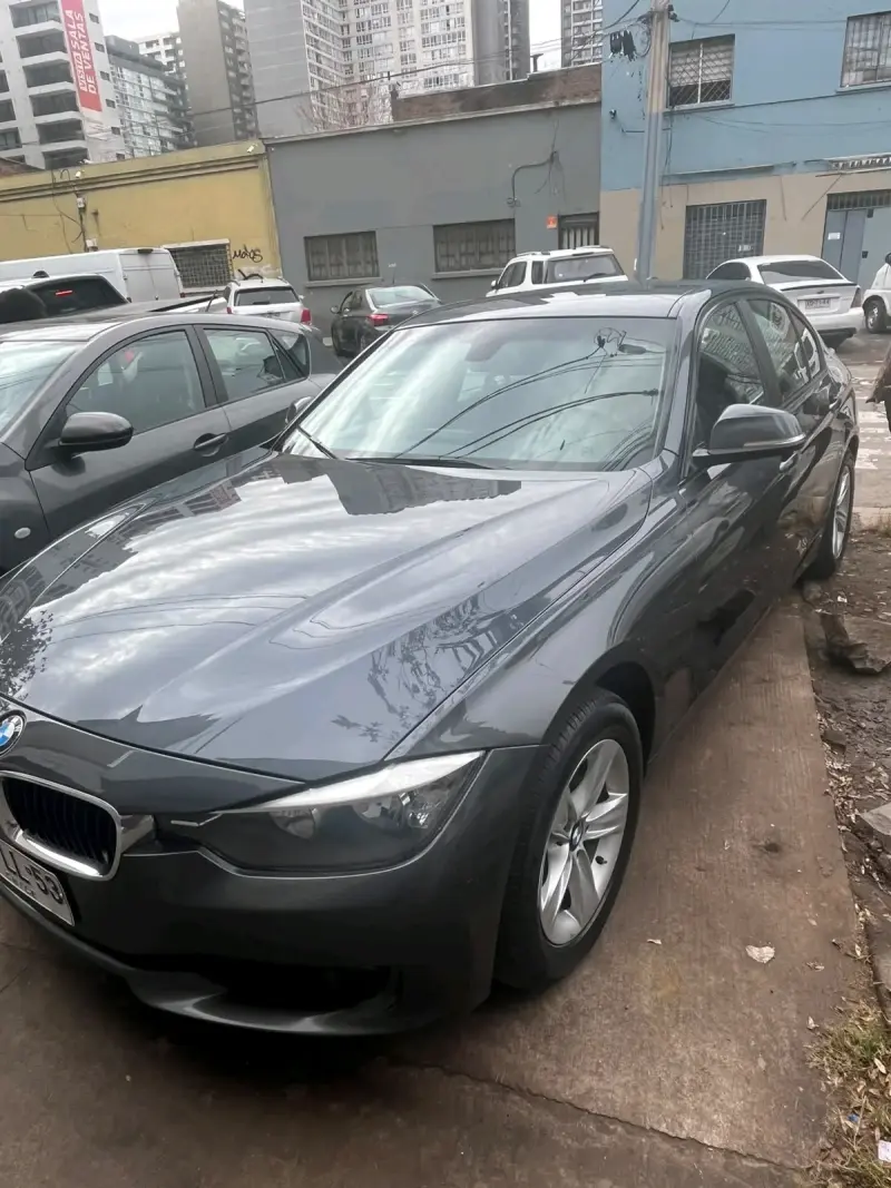 BMW 320i Sedán 2013  en buen estado - 2