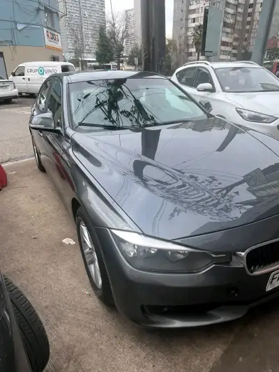 BMW 320i Sedán 2013  en buen estado - miniatura 3