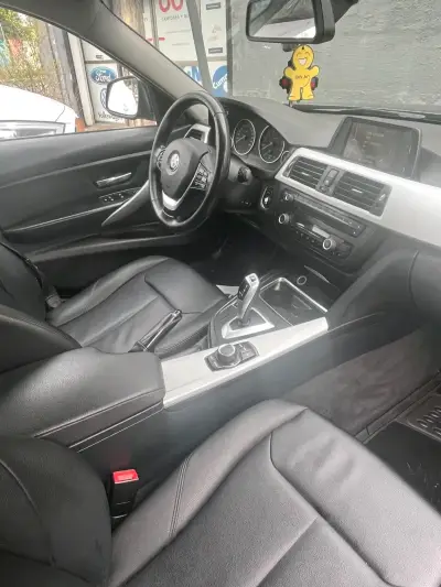 BMW 320i Sedán 2013  en buen estado - miniatura 5