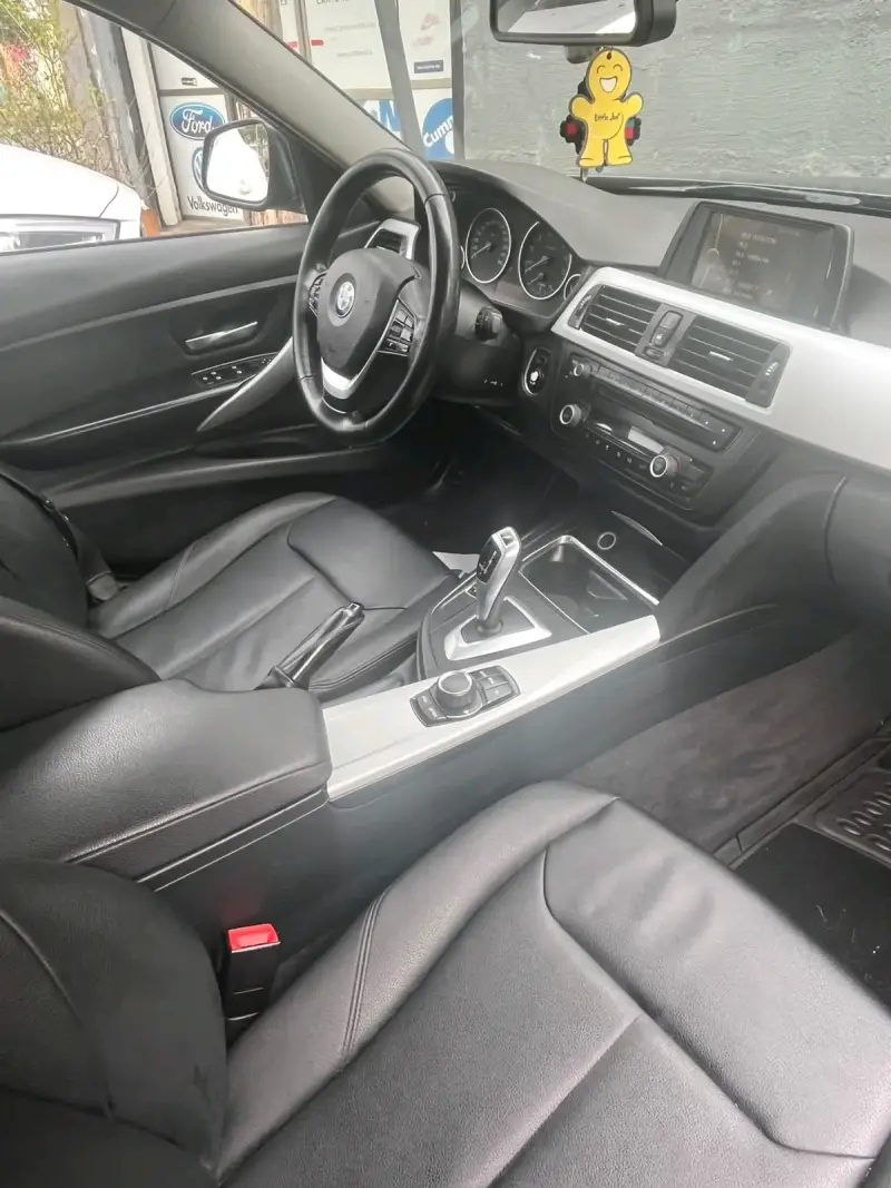 BMW 320i Sedán 2013  en buen estado - 6