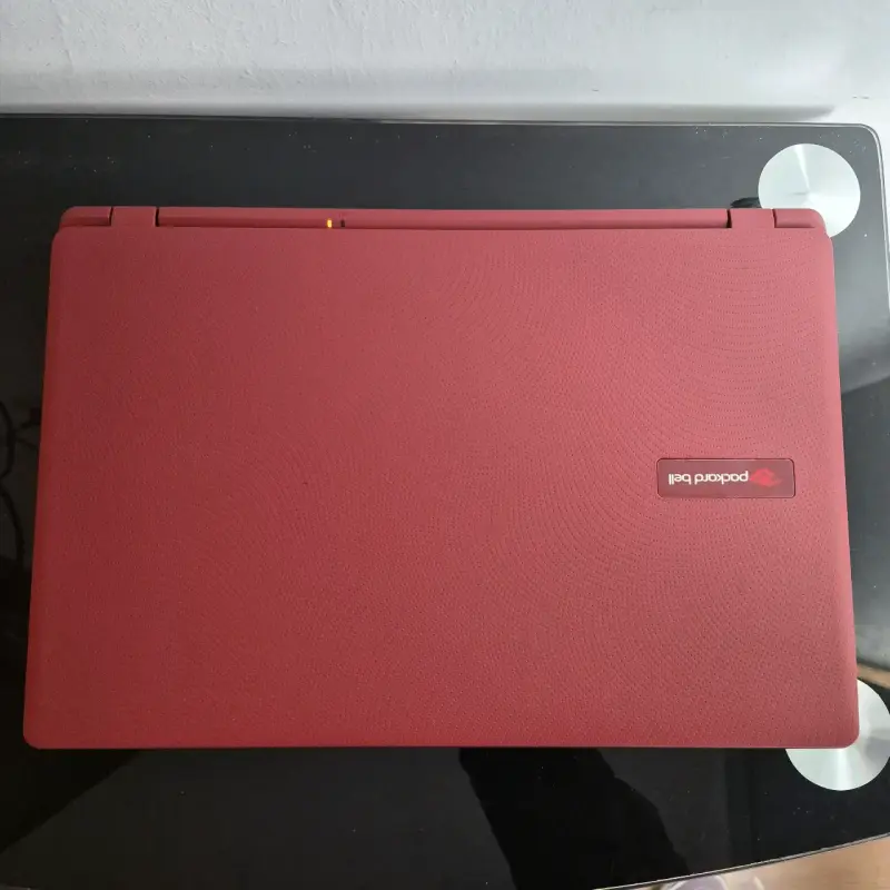 Notebook Packard Bell rojo con Intel Celeron - 3