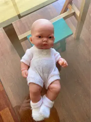 Muñeca bebé de vinilo con ropa tejida Antonio Juan - miniatura 1