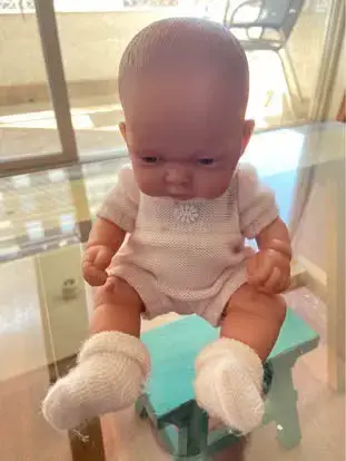 Muñeca bebé de vinilo con ropa tejida Antonio Juan - miniatura 2
