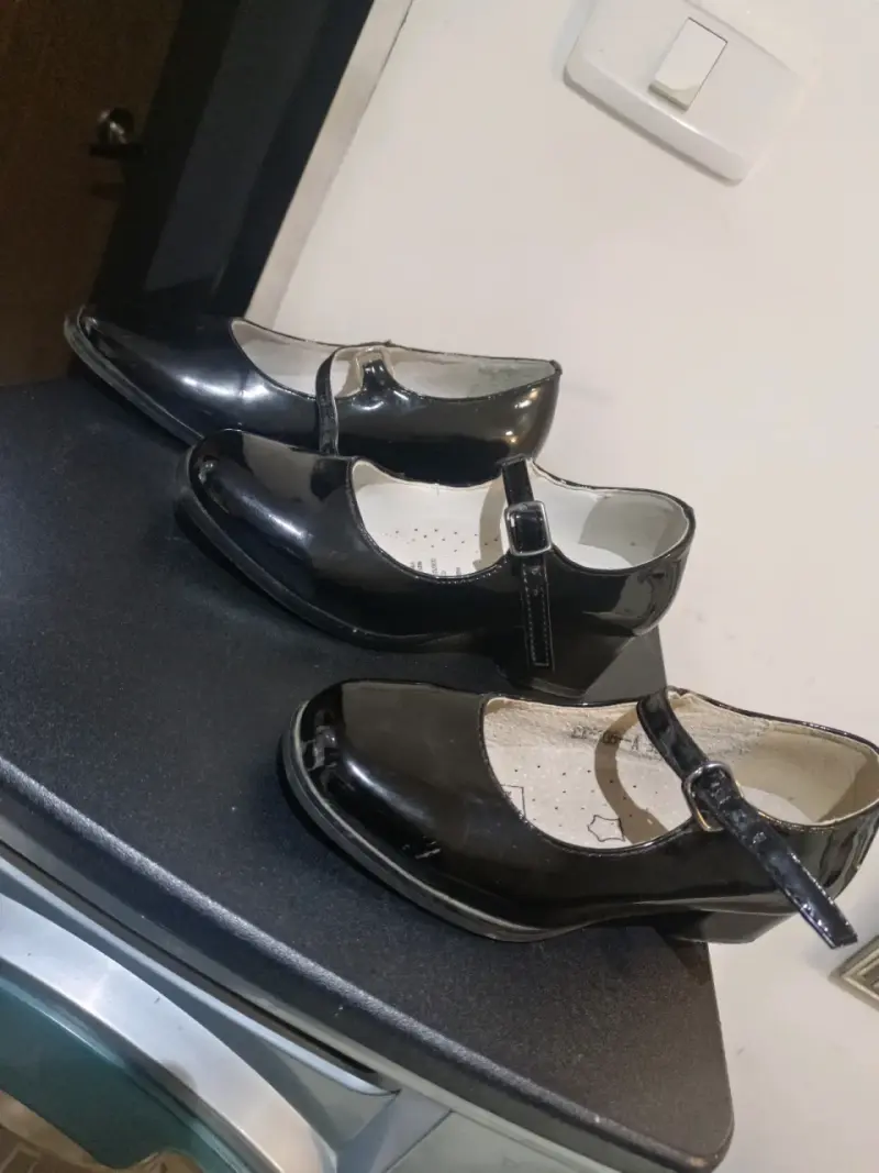 Zapatos de charol negro para niña con hebilla