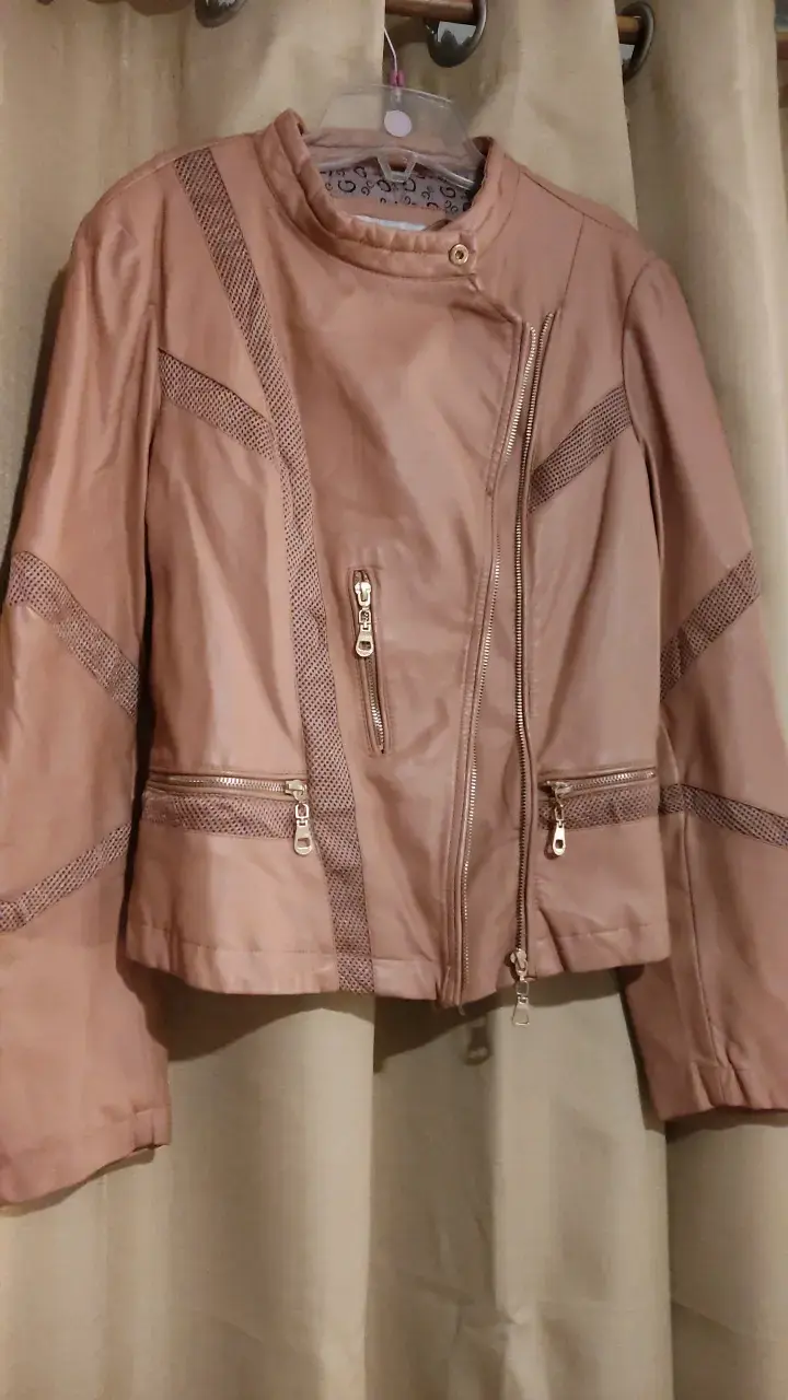 Chaqueta de cuero sintético beige con cierre