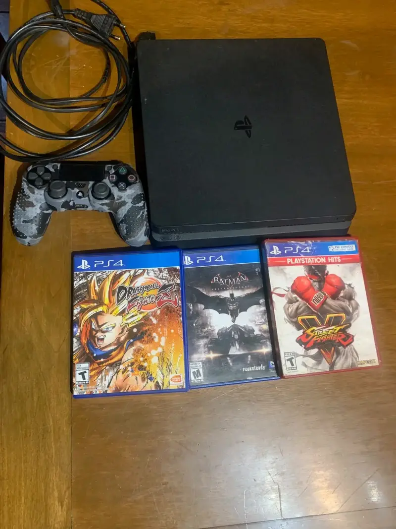 Consola PS4 con dos controles y juegos incluidos - 1