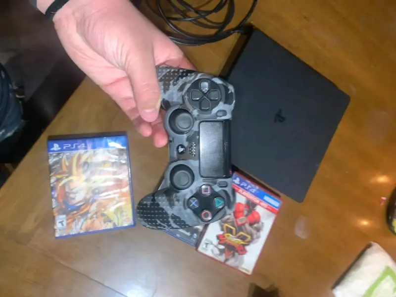 Consola PS4 con dos controles y juegos incluidos - 2