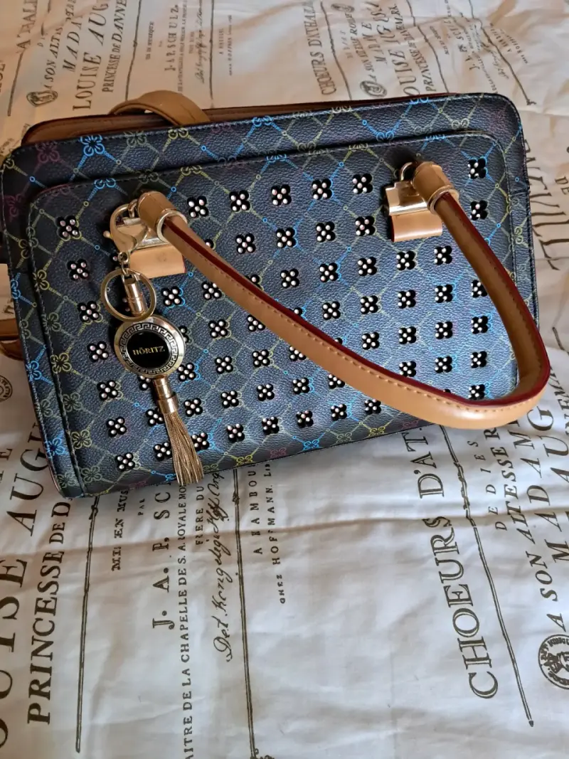 Bolso de mano elegante con diseño geométrico