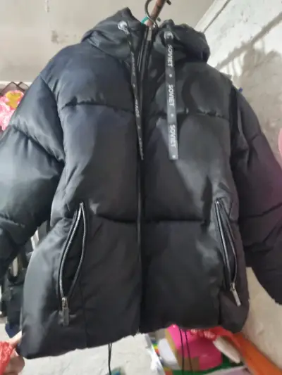 Chaqueta acolchada negra con capucha para invierno - miniatura 1