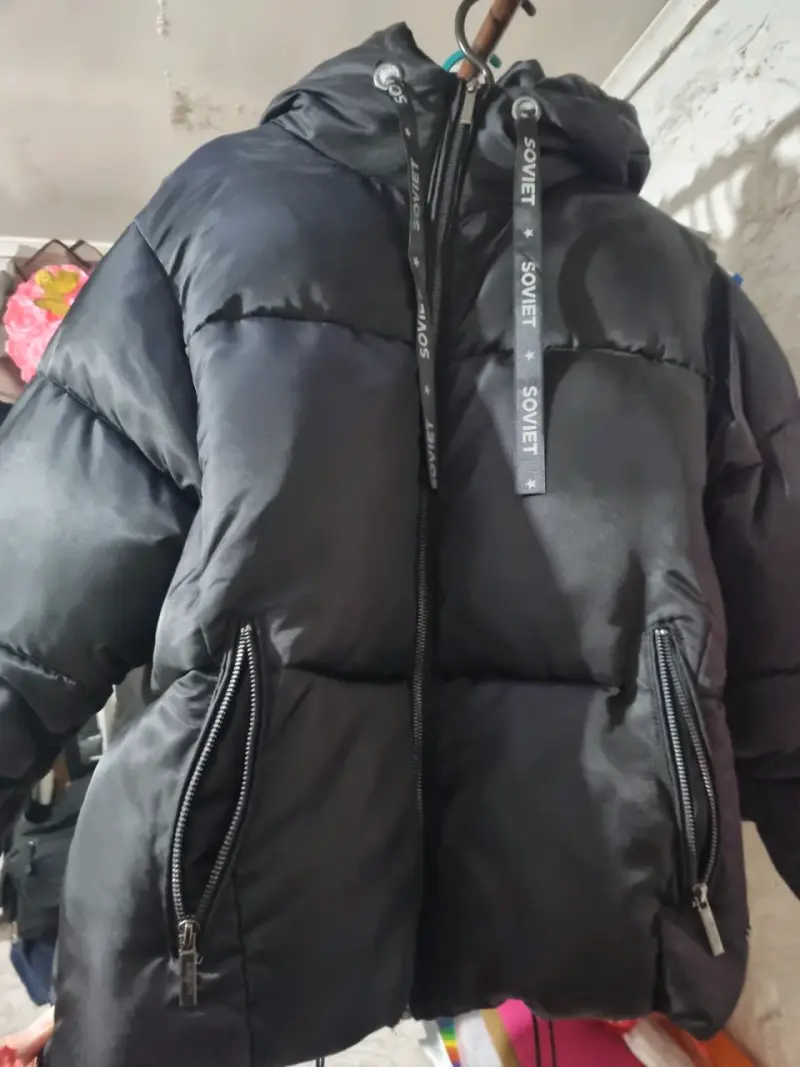 Chaqueta acolchada negra con capucha para invierno - 2