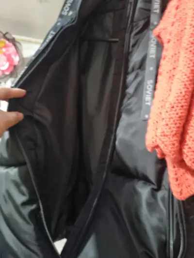Chaqueta acolchada negra con capucha para invierno - miniatura 3