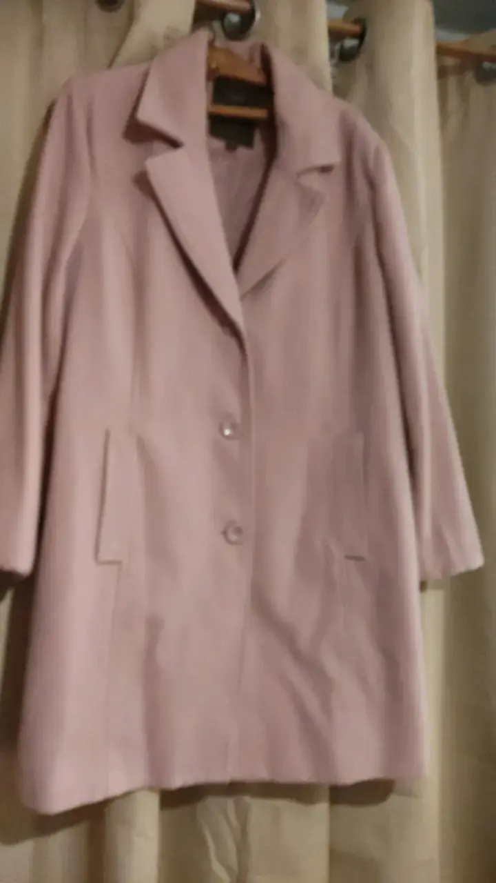 Abrigo de mujer color rosa pastel