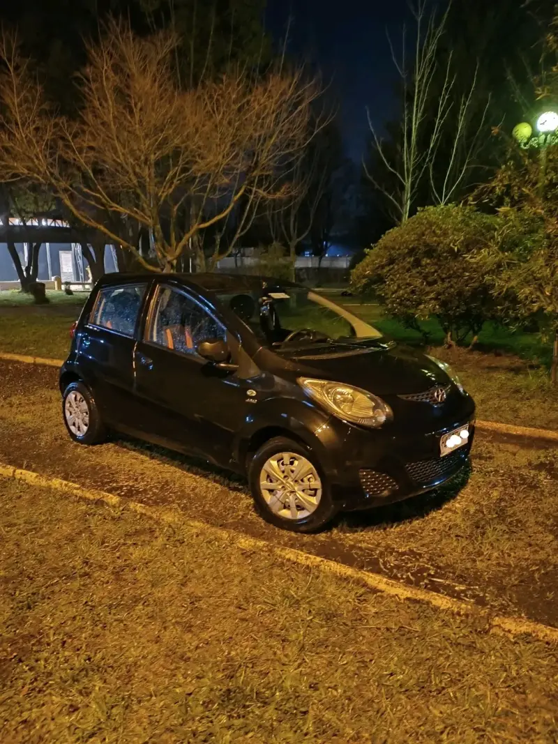 Auto compacto negro en buen estado - 1