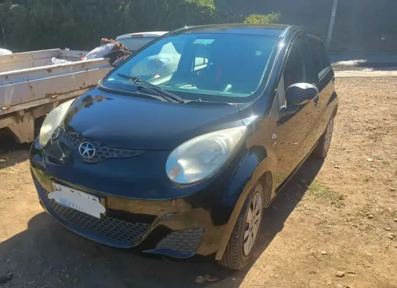 Auto compacto negro en buen estado - 2
