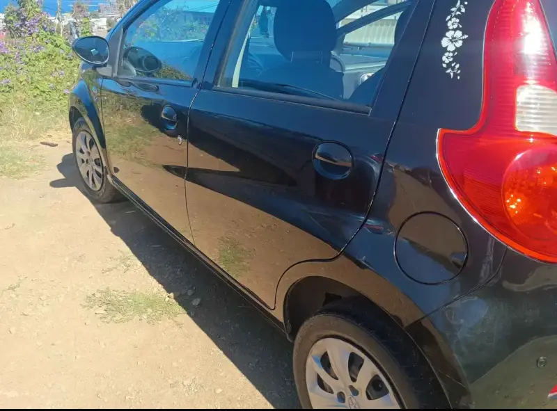 Auto compacto negro en buen estado - 3